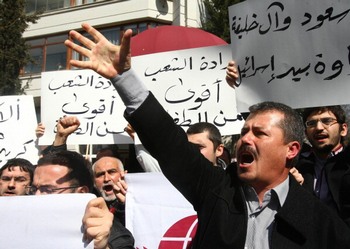 Что стоит за протестами в арабском мире? Фото: ADEM ALTAN/AFP/Getty Images