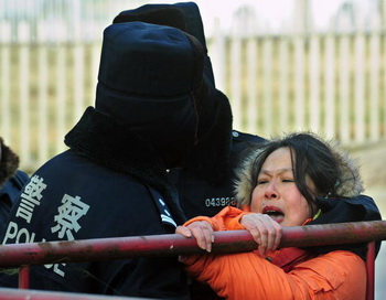 «Красные» технологии «обработки разума» живы? Фото: FREDERIC J. BROWN/AFP/ Getty Images