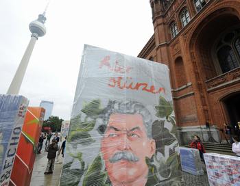 Портрет Сталина на одном из блоков разрушенной Берлинской стены. Фото:  JOHN MACDOUGALL/AFP/Getty Images