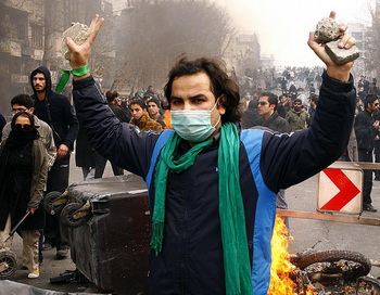 Бросая вызов тирании: сторонник иранской опозиции во время столкновений со спецслужбами в Тегеране, 27 декабря 2009 года. Фото: Amir Sadeghi/AFP/Getty Images Бросая вызов тирании: сторонник иранской опозиции во время столкновений со спецслужбами в Тегеране, 27 декабря 2009 года. Фото: Amir Sadeghi/AFP/Getty Images
