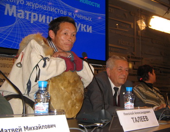 Шаман Николай Талеев и доктор физико-математических наук Эдуард Тропп. Фото: Татьяна Петрова/Великая Эпоха (The Epoch Times) 