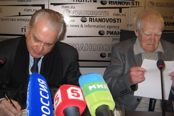 Минутная готовность. М. Пиотровский и Д. Гранин готовятся к круглому столу. Фото: Татьяна Петрова/Великая Эпоха (The Epoch Times)