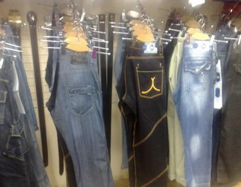 Как одевается молодежь. Фото с сайта bitmore.megadoski.ru Как одевается молодежь. Фото с сайта bitmore.megadoski.ru