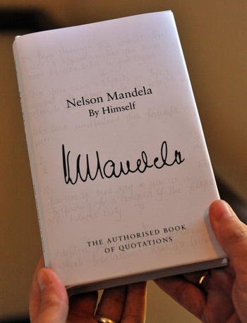 Книга цитат Нельсона Манделы представлена в Йоханнесбурге 28 марта, во время подготовки к Международному дню Нельсона Манделы. Фото: ALEXANDER JOE/AFP/Getty Images Книга цитат Нельсона Манделы представлена в Йоханнесбурге 28 марта, во время подготовки к Международному дню Нельсона Манделы. Фото: ALEXANDER JOE/AFP/Getty Images