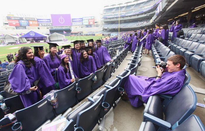 Выпускники Нью-Йоркского университета фотографируются во время церемонии вручения дипломов 16 мая 2012 г. Во время церемонии член верховного суда США Соня Сотомайор выступила перед аудиторией свыше 27 000 человек. Фото: Mario Tama/Getty Images