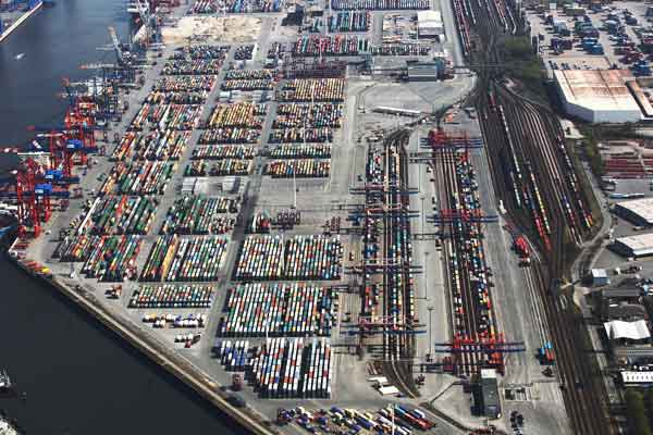 Гамбург. Контейнерный терминал в гамбургской гавани. Фото: Andreas Rentz/Getty Images