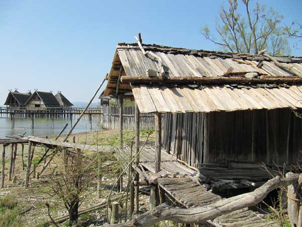 Дома на  деревянных сваях.  Музей Пфальбауммузеум в  Ульдинген, Германия.  Фото:  Екатерина Кравцова/Великая Эпоха