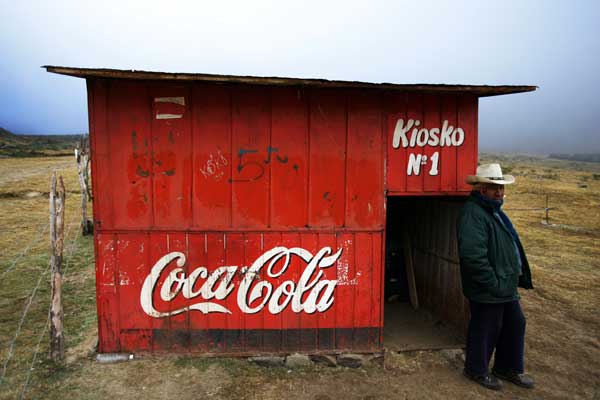 Даже на такой высоте в горах можно испить известный напиток . Фото: Brendon Thorne/Getty Images