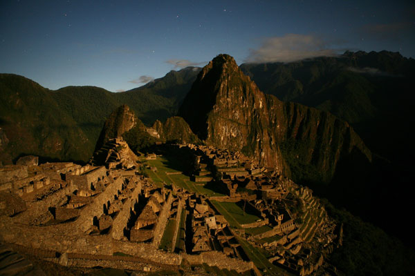 Мачу-Пикчу в лунном свете. Фото: Brendon Thorne/Getty Images
