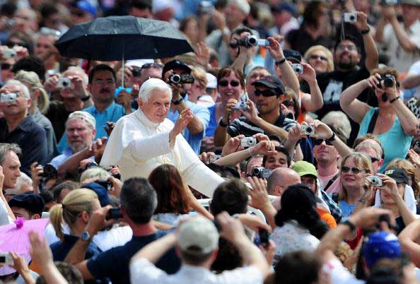 Религиозная толпа вокруг Папы Бенедикта XVI. Фото:  ALBERTO PIZZOLI/AFP/ Getty Images