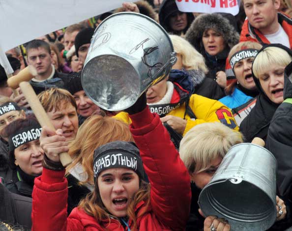 Протестующие против безработицы. Фото: SERGEI SUPINSKY/AFP / Getty Images
