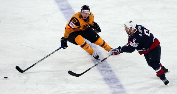 ЧМ-2010. На чемпионате мира по хоккею: сборная Германии - сборная США. Фоторепортаж. Фото: Christof KOEPSEL/Bongarts/Getty Images 