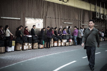 Вокзал Гонконга переполнен пассажирами, пытающимися вывезти сухое молоко в Китай. Фото: Getty Images