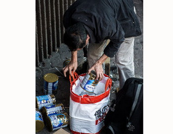 Пассажир на вокзале Гонконга пытается вывезти сухое молоко в Китай. Фото: Getty Images