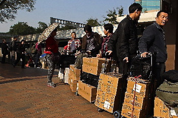 Вокзал Гонконга переполнен пассажирами, пытающимися вывезти сухое молоко в Китай. Фото: Getty Images