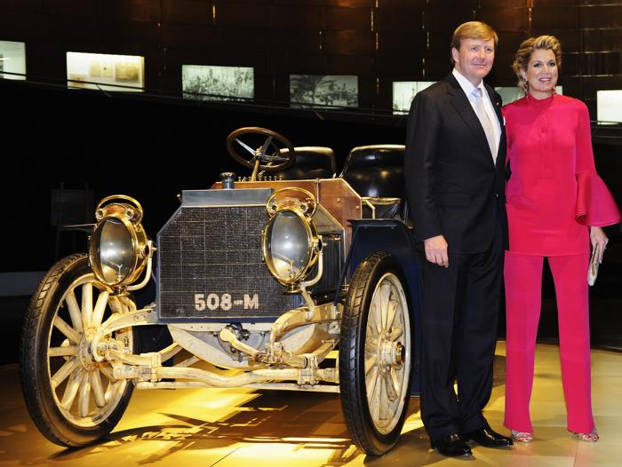 Король Виллем-Александр с женой королевой Максимой посетили музей Mercedes-Benz. Фото: : Daniel Kopatsch/Getty Images