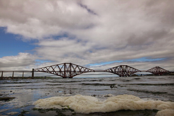 Виды на железнодорожный мост через Ферт-оф-Форт в Шотландии. Фото: Jeff J Mitchell/Getty Images