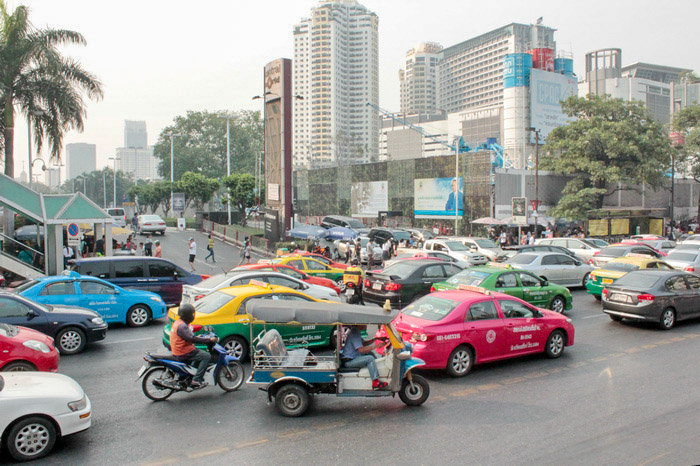 Среди такси снуют мото-такси и туктуки. Фото: Николай Карпов/Великая Эпоха (The Epoch Times)