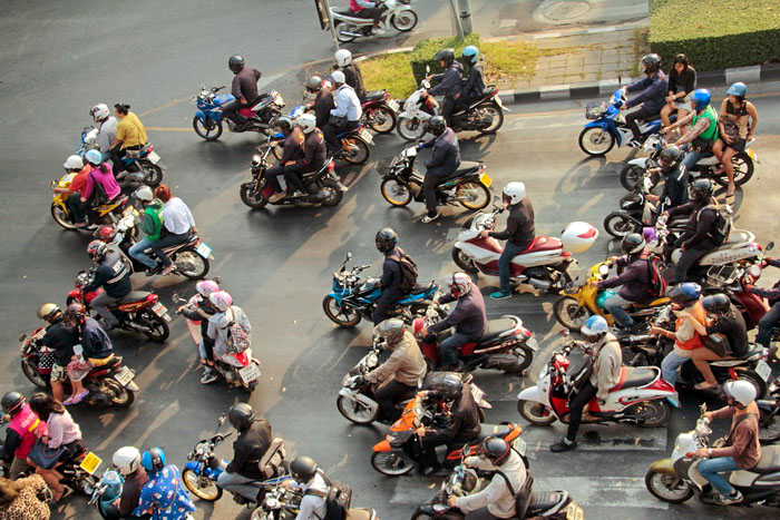 Городские жители предпочитают передвигаться на мотоциклах. Фото: Николай Карпов/Великая Эпоха (The Epoch Times)