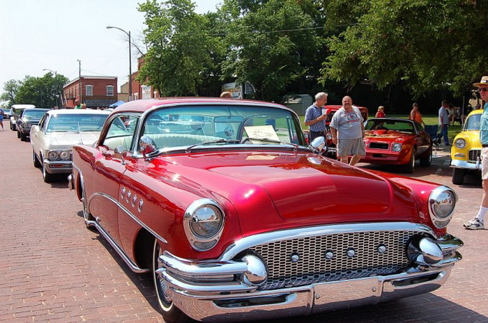 Buick Roadmaster 1957 года стал финалистом ежегодного конкурса, проводимого в День отцов в Болдуин-Сити, штат Канзас, 16 июня 2007 года. Автомобиль имеет изготовленную на заказ решётку радиатора и лакированное покрытие красного цвета. Фото: Cat Rooney/Великая Эпоха (The Epoch Times)