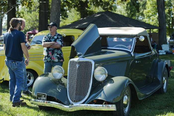 «Форд-Родстер» 1934 года с оригинальным стальным корпусом был показан в Оттаве, штат Канзас, на автошоу 21 сентября 2013 года. Владельцы автомобиля — Рон и Салли Арнольд. Фото: Cat Rooney/Великая Эпоха (The Epoch Times)