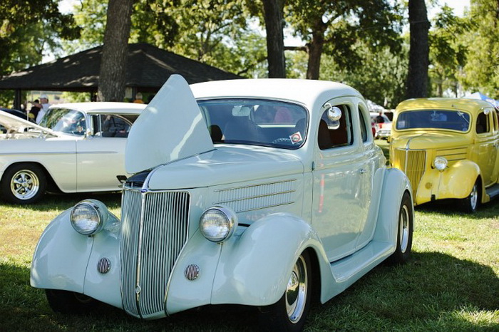 «Форд» 1936 года, принадлежащий Дж. Т. Швальму, с гоночным двигателем и добавленным для удобства кондиционером. Оттава, штат Канзас, автошоу, 21 сентября 2013 года. Фото: Cat Rooney/Великая Эпоха (The Epoch Times)