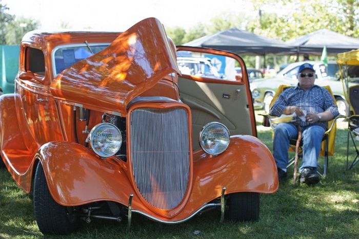 Оранжевый «Форд» купе с тремя окнами 1933 года выпуска. Имеет строгий внешний вид. Владелец — Джесси Джеймс. Автомобиль был показан в Оттаве, штат Канзас, на автошоу 21 сентября 2013 года. Фото: Cat Rooney/Великая Эпоха (The Epoch Times)