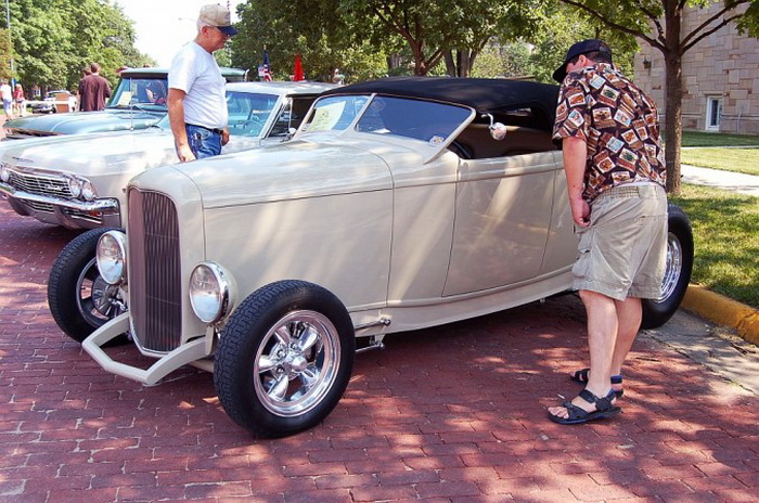 «Форд» Highboy Roadster 1932 года с изготовленным на заказ наклонным задним окном, покрашенный в тёмно-серый цвет. Болдуин-Сити, штат Канзас, автошоу, 15 июня 2007 года. «Форд» 1932 года является очень популярным американским классическим автомобилем. Фото: Cat Rooney/Великая Эпоха (The Epoch Times)