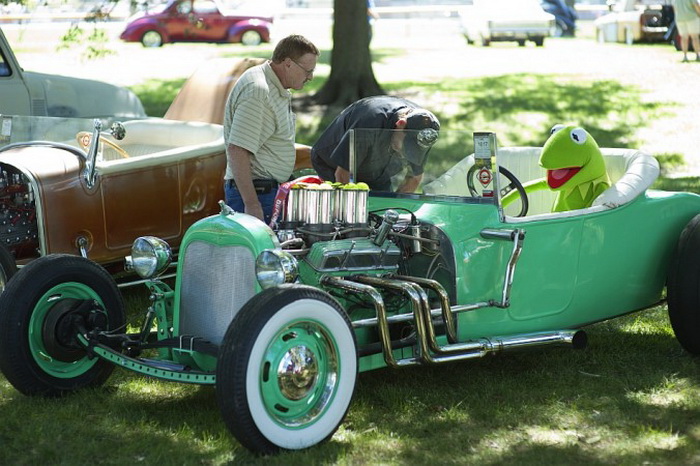 Лягушка Кермит любит располагаться на сидении водителя бросающегося в глаза зелёного хот-рода. Оттава, штат Канзас, автошоу, 21 сентября 2013 года. Фото: Cat Rooney/Великая Эпоха (The Epoch Times)