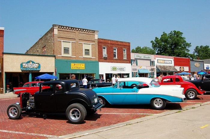 Хот-роды выстроены в линию для показа общественности в Болдуин-Сити, штат Канзас, на шоу самолётов, поездов и автомобилей 15 июня 2007 года. Фото: Cat Rooney/Великая Эпоха (The Epoch Times)
