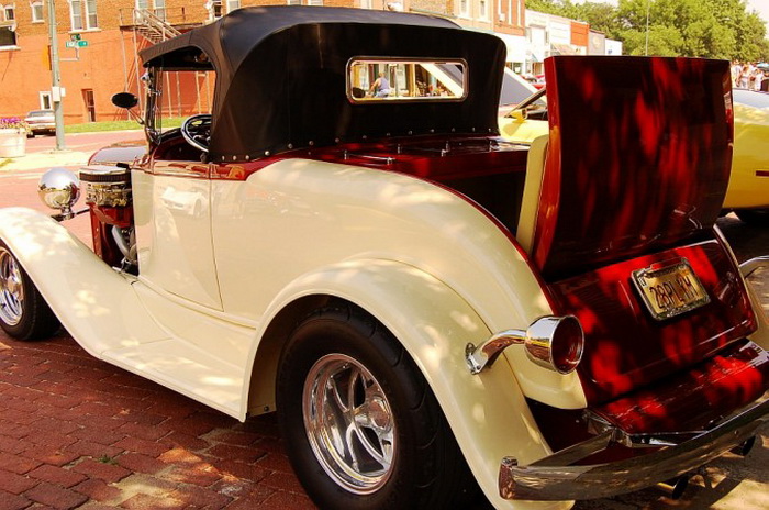 Классический хот-род Plymouth Roadster 1929 года в Болдуин-Сити на шоу самолётов, поездов и автомобилей 15 июня 2007 года. Он имеет большой двигатель и выступающие по обе стороны капота карбюраторы. Фото: Cat Rooney/Великая Эпоха (The Epoch Times)