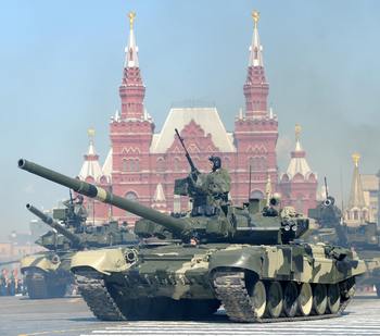 9 мая британские солдаты пройдут по Красной площади. Прошлогодний военный парад 9 мая был самым крупным с момента распада СССР по числу участников - 9 тысяч человек и 100 боевых машин. Фото:  DMITRY KOSTYUKOV/AFP/Getty Images