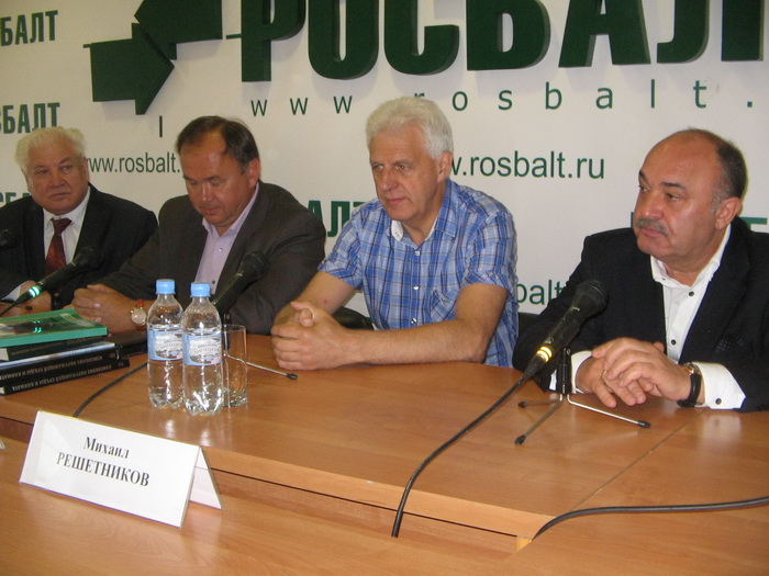 Справа налево: М. Решетников, О. Анисимов, Л. Карлин, Е. Боровков. Фото: Татьяна ПЕТРОВА/Великая Эпоха (The Epoch Times)