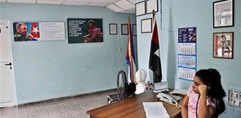 Рауль Кастро займет место брата после того, как Фидель Кастро оставит пост первого секретаря компартии КубыФото: STR/AFP/Getty Image Рауль Кастро займет место брата после того, как Фидель Кастро оставит пост первого секретаря компартии КубыФото: STR/AFP/Getty Image