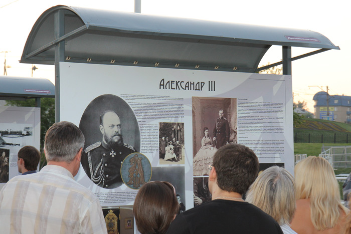 Открытие памятника императору Александру III в Новосибирске. Новосибирцы изучают информационные стенды, установленные в парке. Фото: Сергей Кузьмин/Великая Эпоха (The Epoch Times)