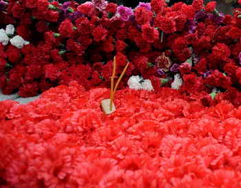 «Вахта памяти 2013» в Санкт-Петербурге началась с захоронения останков восьми бойцов. Фото: OLGA MALTSEVA/AFP/Getty Images