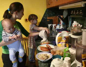 В стаж будут засчитывать 4,5 декретных года. Фото: EKATERINA CHADINA/AFP/Getty Images