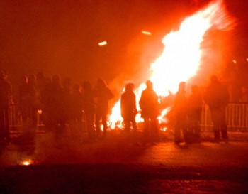 Теракт в Грозном, на улице Богдана Хмельницкого, был осуществлен смертниками около 21:40 мск 30 августа. Фото с yuga.ru