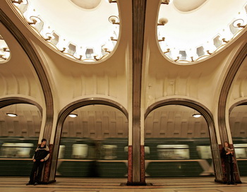 В московском метро, катаясь между вагонами, погиб юноша. Фото: MAXIM MARMUR/AFP/Getty Images