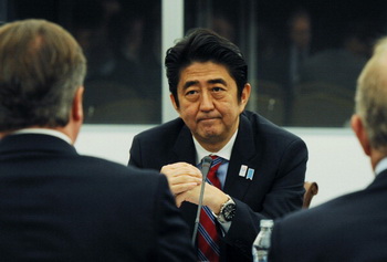 Премьер-министр Японии Синдзо Абэ в свой предыдущий апрельский визит в Москву заявил, что совместное сотрудничество выгодно обеим странам. Фото: Stefan Rousseau - WPA Pool/Getty Images