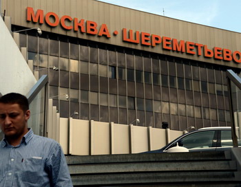 В Шереметьево с рейса в Египет сняли пьяного пассажира. Фото: KIRILL KUDRYAVTSEV/AFP/Getty Images В Шереметьево с рейса в Египет сняли пьяного пассажира. Фото: KIRILL KUDRYAVTSEV/AFP/Getty Images