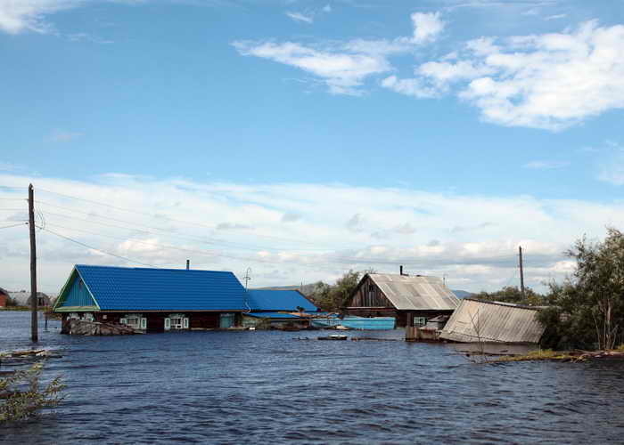 Массовая эвакуация жителей началась на окраине Комсомольска-на-Амуре. Фото: VLADIMIR KOSAREV/AFP/Getty Images Массовая эвакуация жителей началась на окраине Комсомольска-на-Амуре. Фото: VLADIMIR KOSAREV/AFP/Getty Images