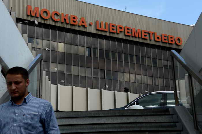  В аэропорту Шереметьево из-за ошибки в паспорте и визе французского туриста не пропустила таможенная служба. Причиной послужила ошибка в паспорте и визе, где вместо мужского пола указан женский. Фото: KIRILL KUDRYAVTSEV/AFP/Getty Images 