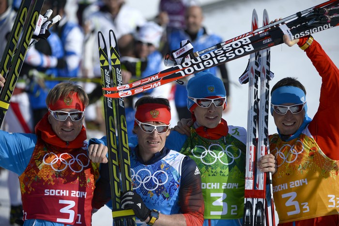 Дмитрий Япаров, Максим Вылегжанин,  Александр Бессмертных и Александр Легков — серебряные призёры в эстафетной гонке 4 х 10 км, Сочи, 16 февраля, 2014 год.  Фото: PIERRE-PHILIPPE MARCOU/AFP/Getty Images