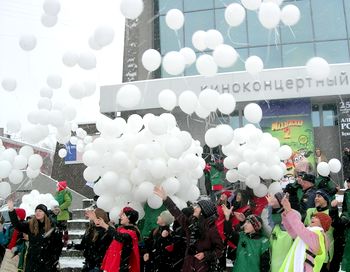 Барнаульские школьники на площади Победы отпустили в небо 430 воздушных шаров – в память о людях, погибших в этом году на дорогах Алтайского края. Фото сайта: asfera.info Барнаульские школьники на площади Победы отпустили в небо 430 воздушных шаров – в память о людях, погибших в этом году на дорогах Алтайского края. Фото сайта: asfera.info