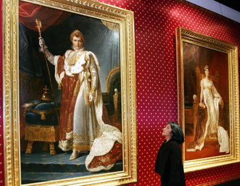 Женщина из Японии восхищается большой картиной Наполеона, художницы Франсуаы Жерар (Francois Gerard). Катрина была привезена из Версаля в Токийский музей Эдо 5 апреля в 2006 году. Фото: Yoshikazu Tsuno/AFP/Getty Images