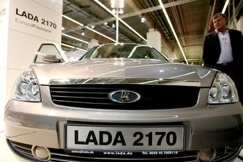 В планах «АвтоВАЗа» к 2015 году полностью обновить модельный ряд. Фото: JOHN MACDOUGALL/AFP/Getty Images
