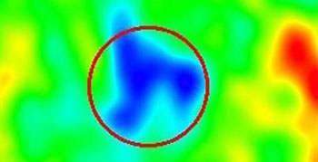По последним оценкам, WMAP Cold Spot (пятно обведено кружком) представляет собой область пространства поперечником порядка полмиллиарда световых лет, в котором практически ничего нет. Фото: Rudnick/NRAO/AUI/NSF, NASA
