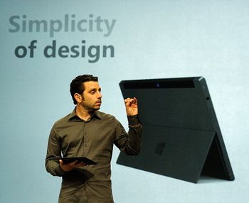 Один из дизайнеров Microsoft Surface Панос Панай с новым планшетом во время пресс-конференции в Milk Studios. 18 июня 2012 года, Лос-Анджелес, штат Калифорния. Фото: Kevork Djansezian/Getty Images