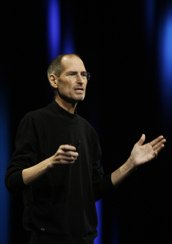 Покойный исполнительный директор Apple Стив Джобс на прошлогодней презентации представляет Mac OS X Lion, iOS 5 и iCloud. Moscone Center, Сан-Франциско, 6 июня 2011. Фото: KIMIHIRO HOSHINO/AFP/Getty Images